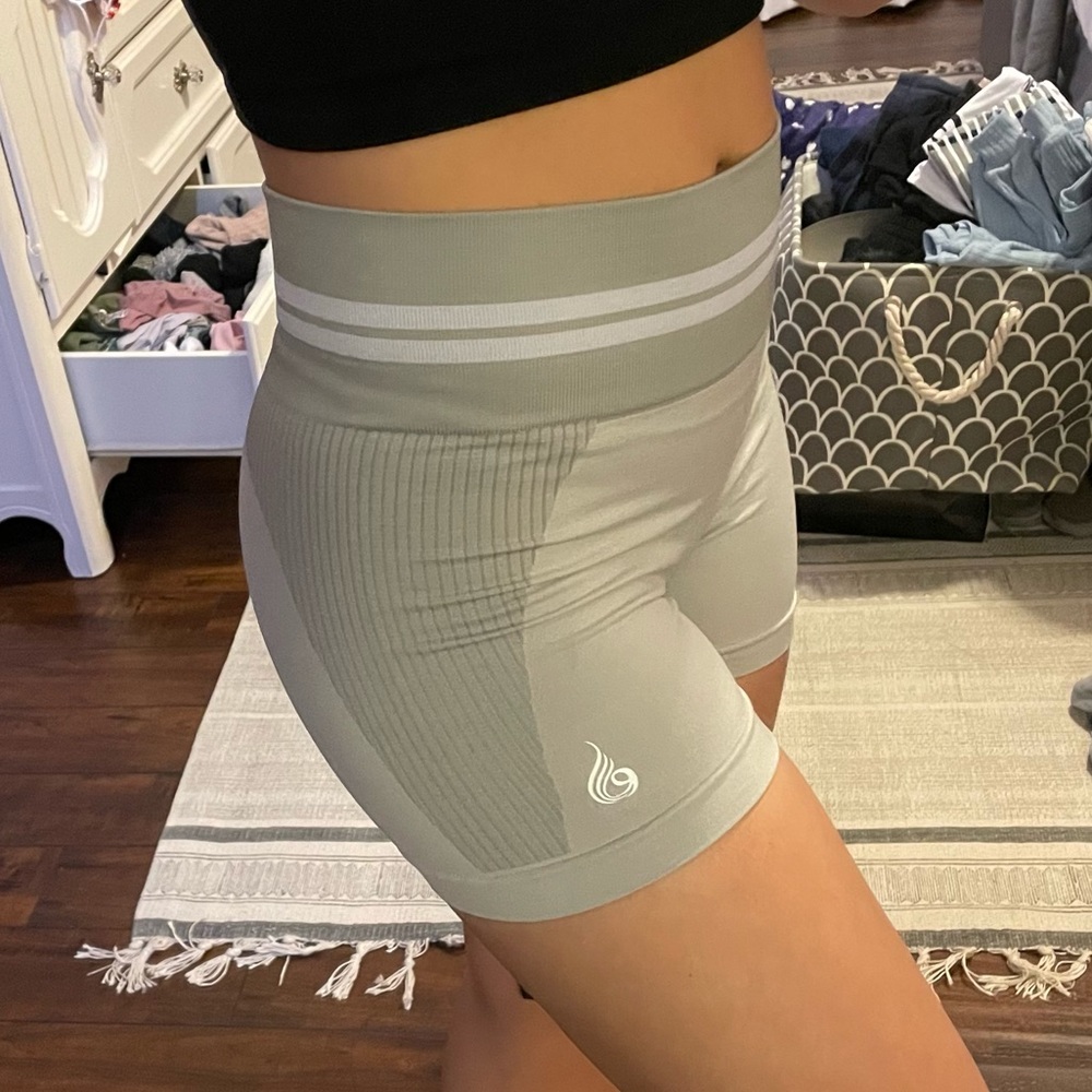 Seamless high waisted shorts